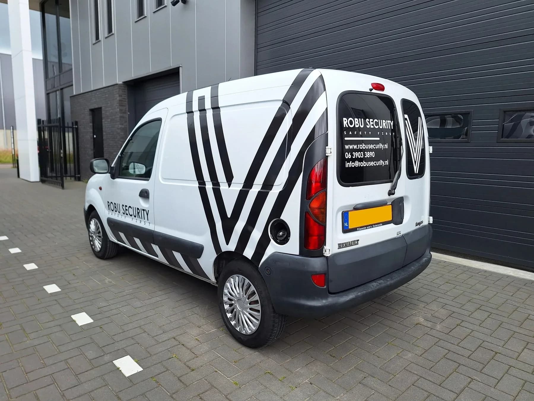 Detail van de bestickering op een Robu Security-bedrijfsbus.