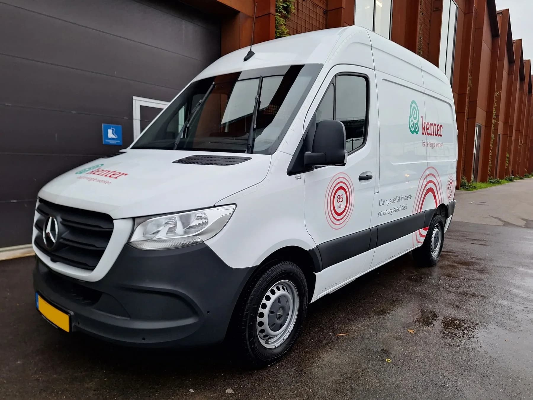 Mercedes bedrijfsbus voorzien van zakelijke bestickering.