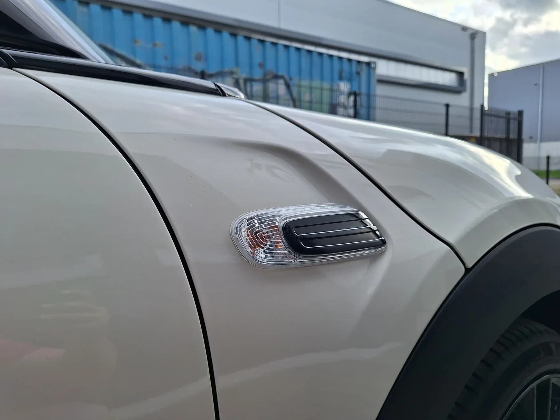 Detail van de exterieurafwerking op een Mini.