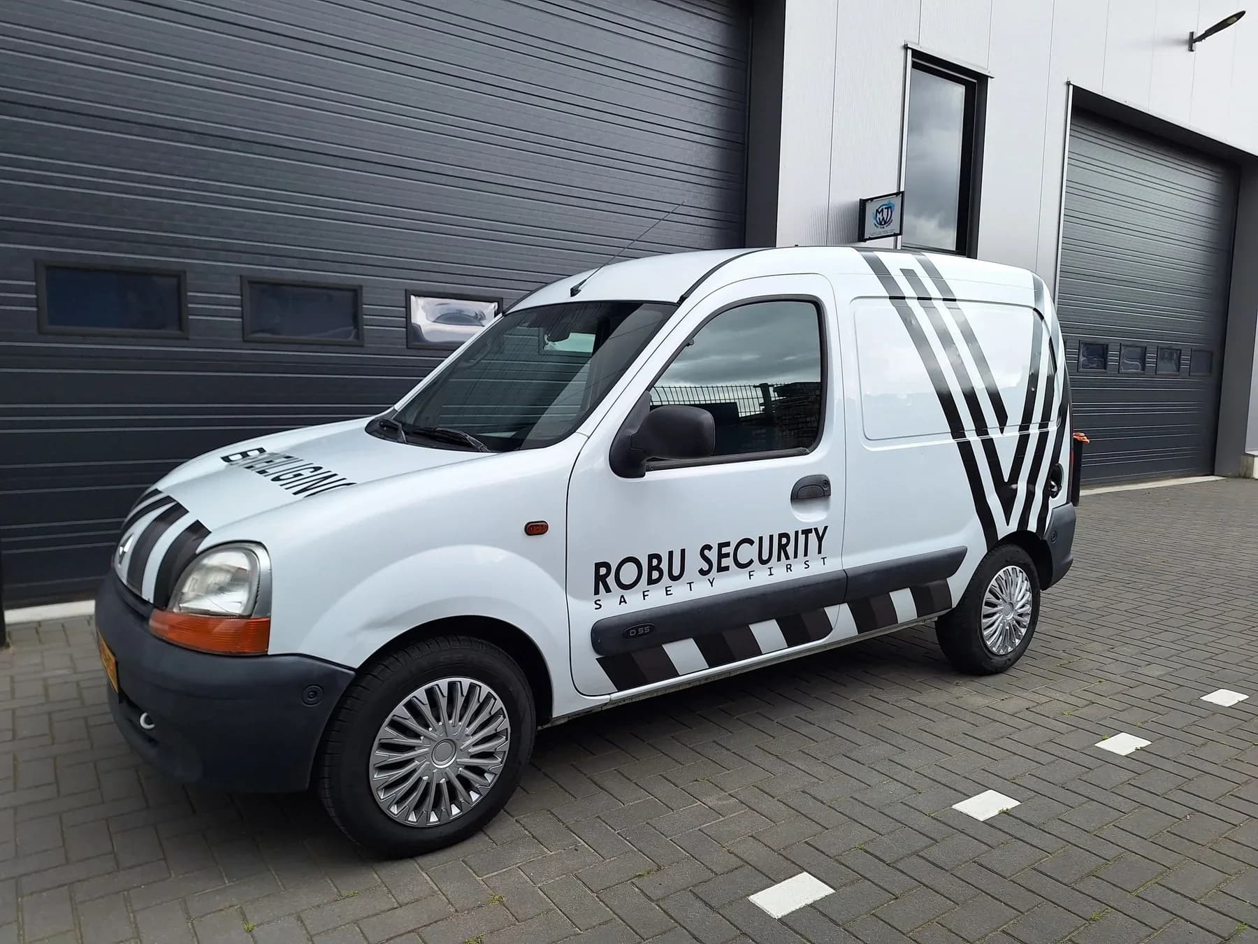 Bedrijfsbus voorzien van Robu Security-bestickering.