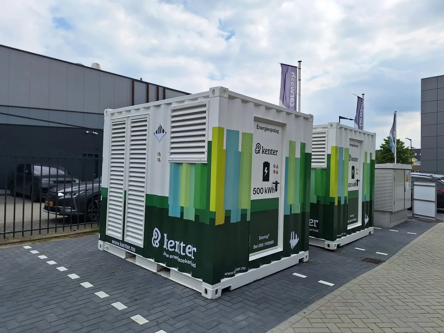 Containers voorzien van duidelijke bedrijfsbestickering.