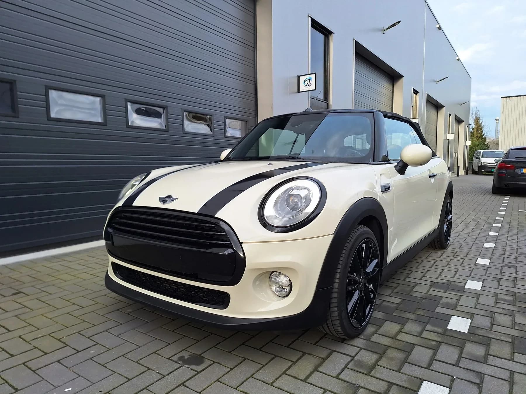 Mini met contrasterende exterieurafwerking.