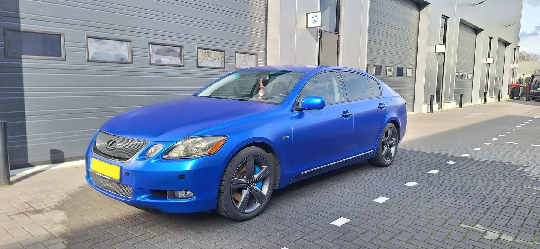 Sedan met aangebrachte tintfolie op de ramen.
