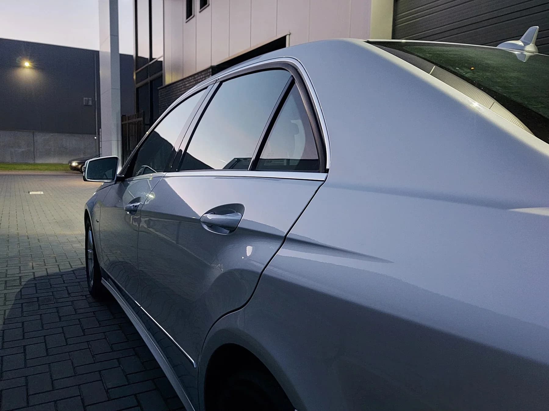 Auto met professioneel getinte zijruiten.