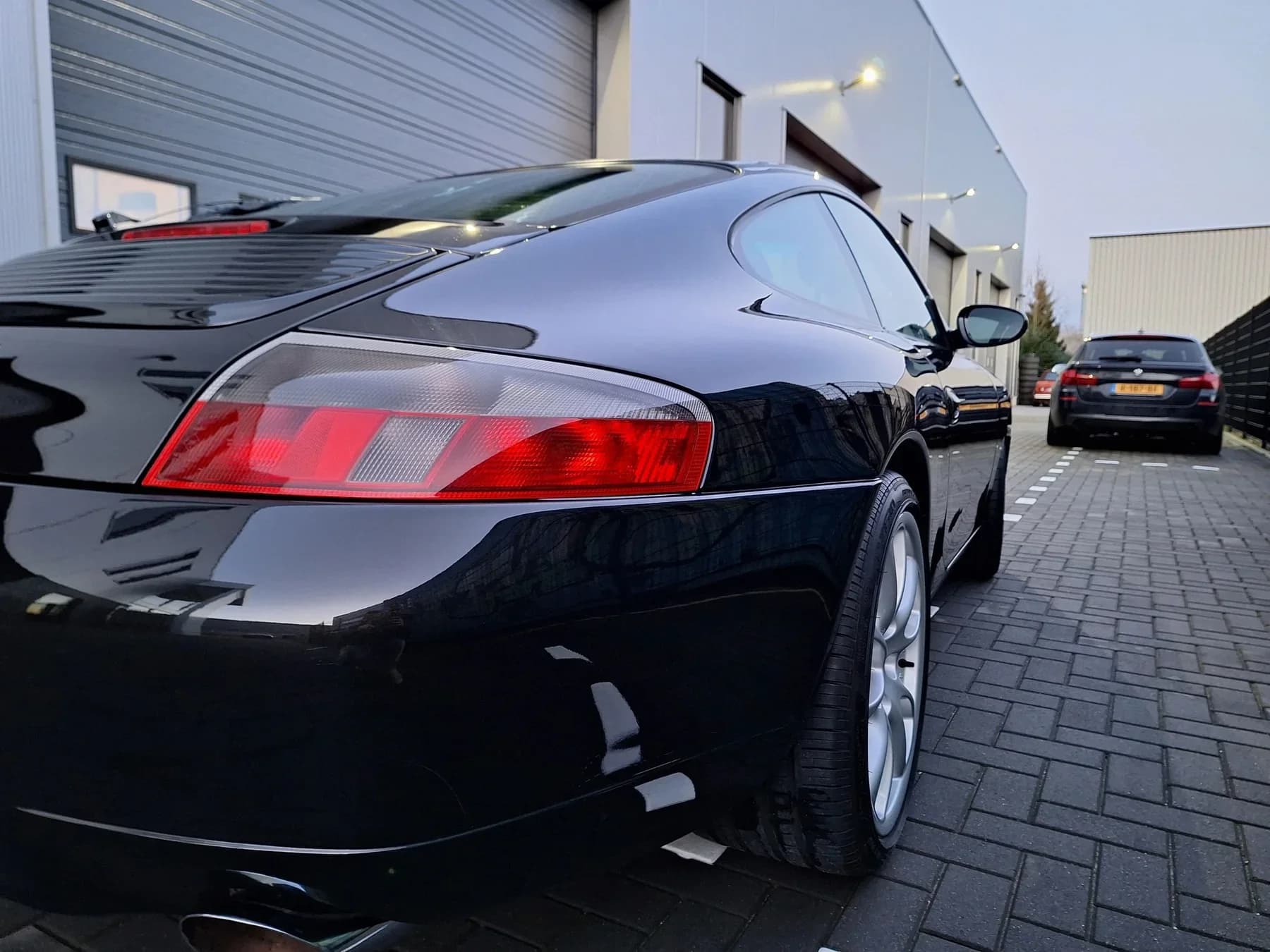 Verzorgde achterzijde van een Porsche.