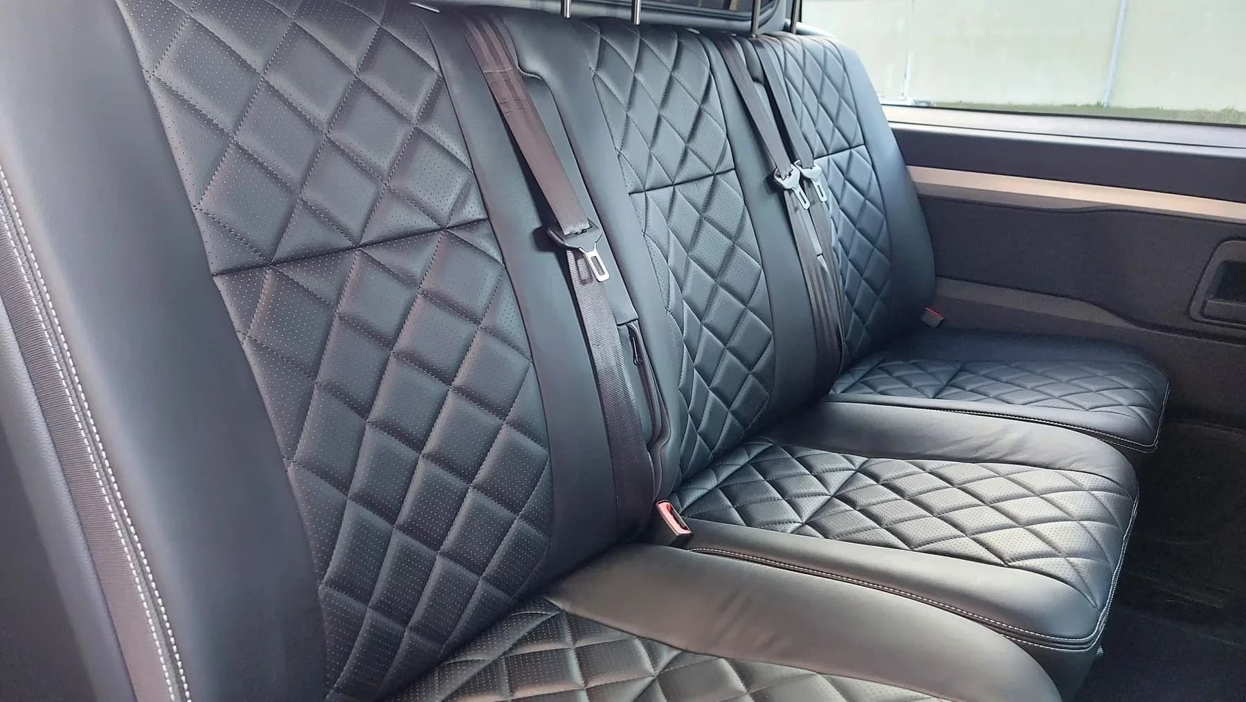 Gereinigd en verzorgd lederen auto-interieur.