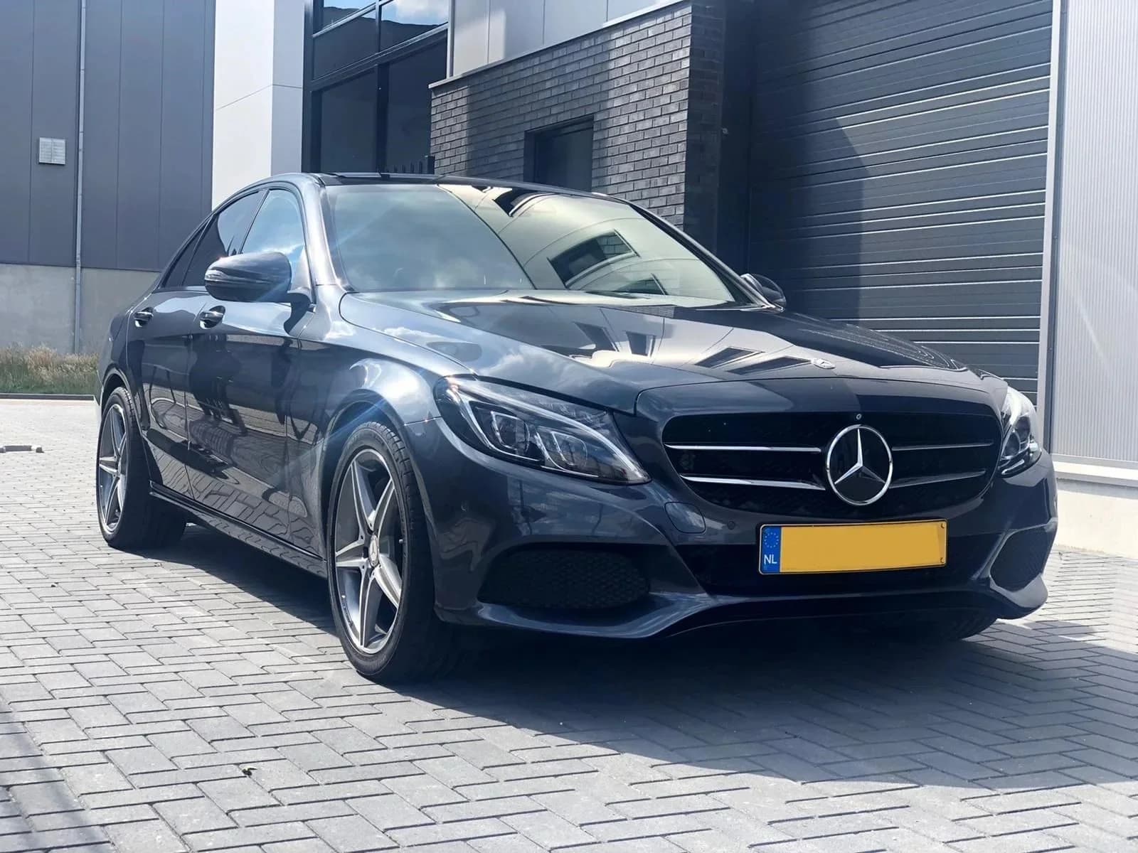 Gereinigde en verzorgde motorruimte.