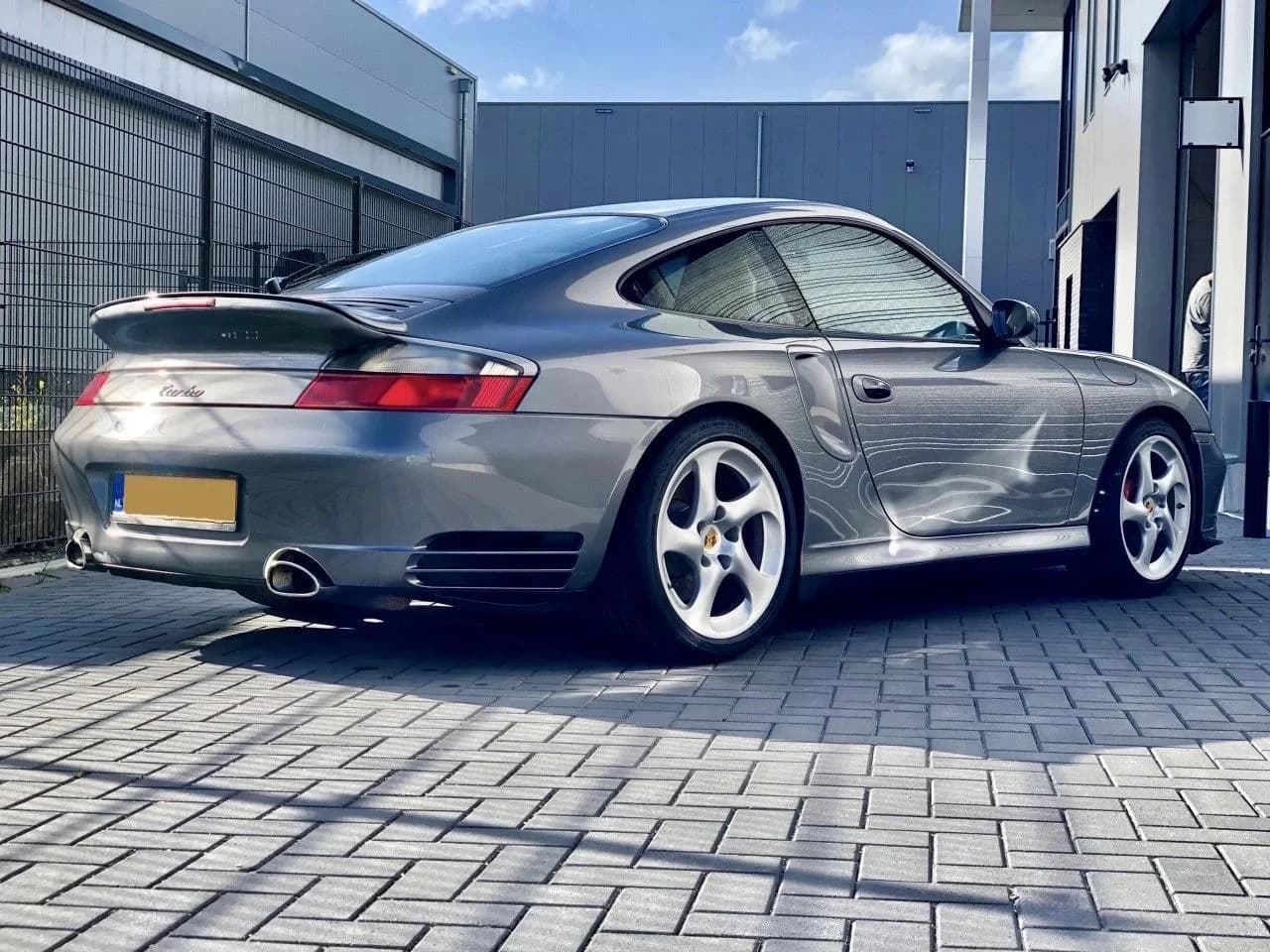 Porsche met professioneel getinte ramen.