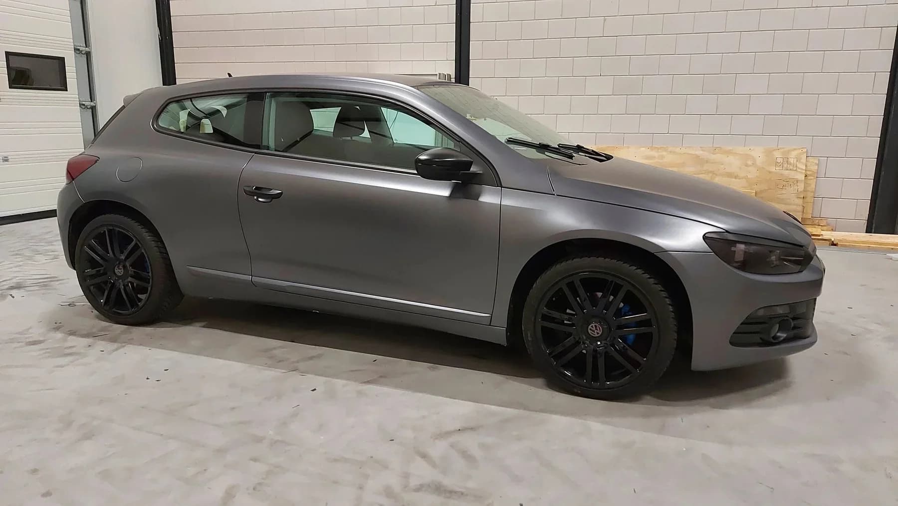 Donkergrijze hatchback na een verzorgende behandeling.
