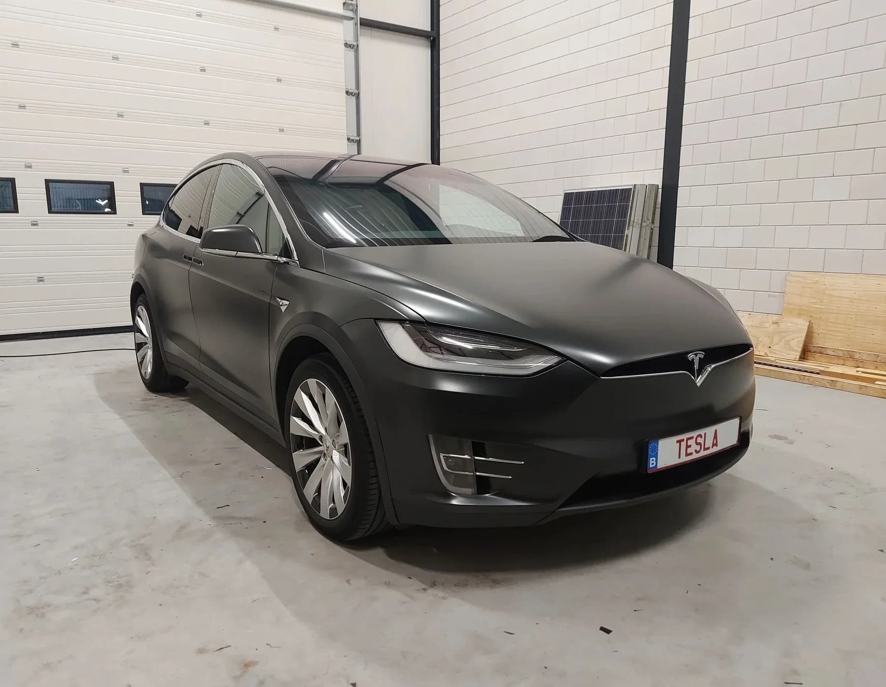 Detail van de matte wrapafwerking op een Tesla.