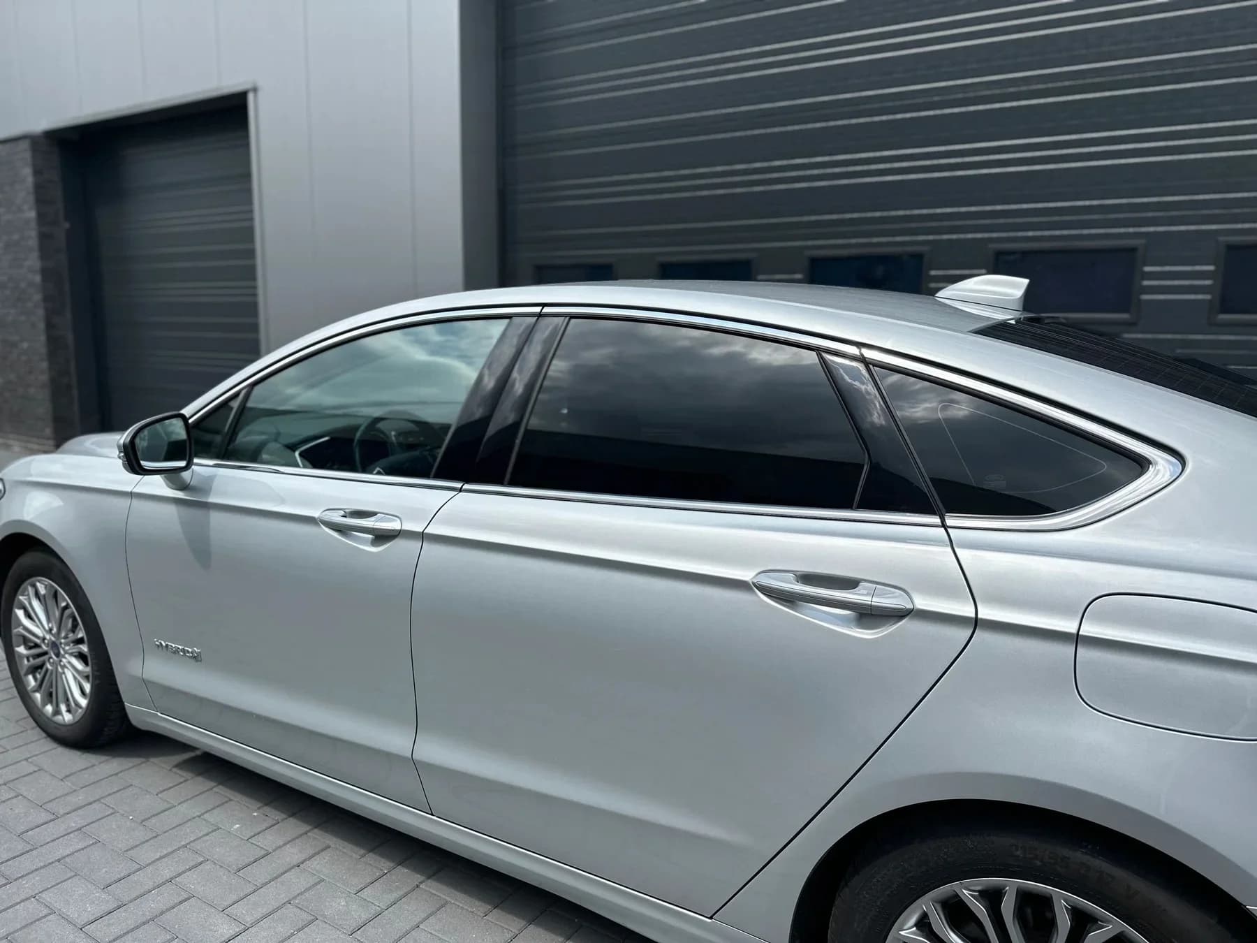 Zilveren auto met aangebrachte tintfolie.