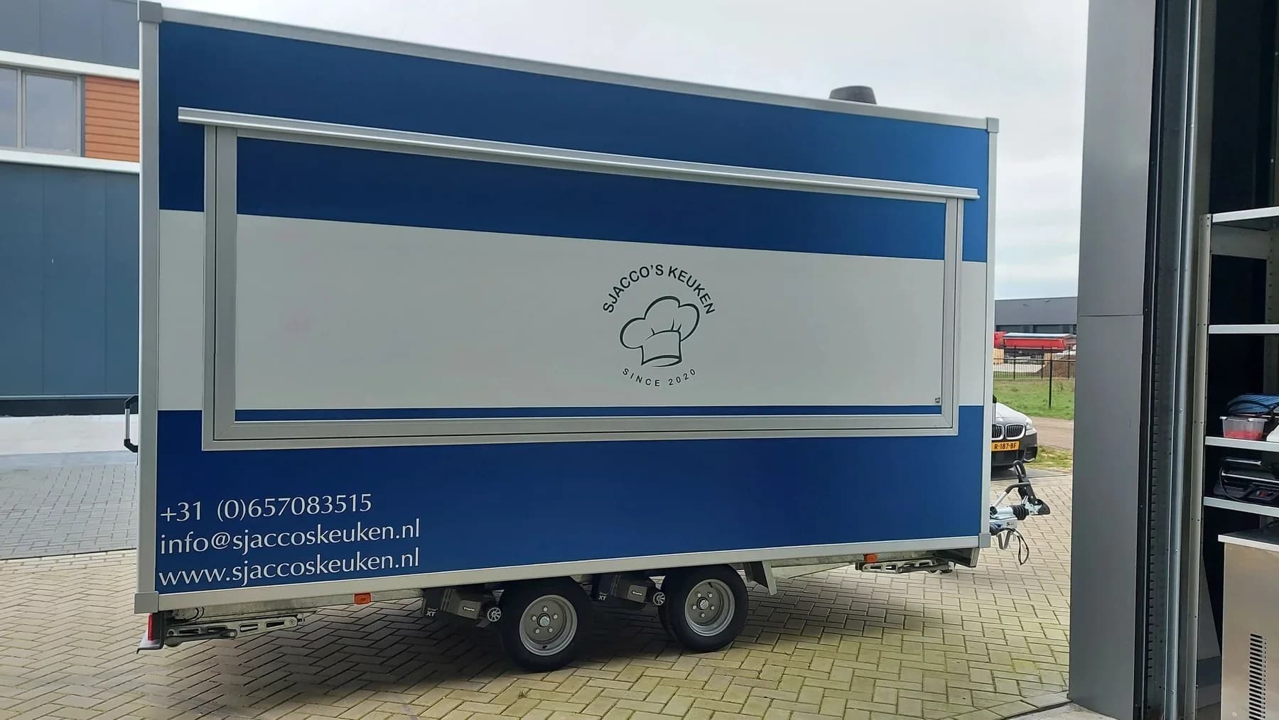 Aanhanger voorzien van zakelijke bestickering.