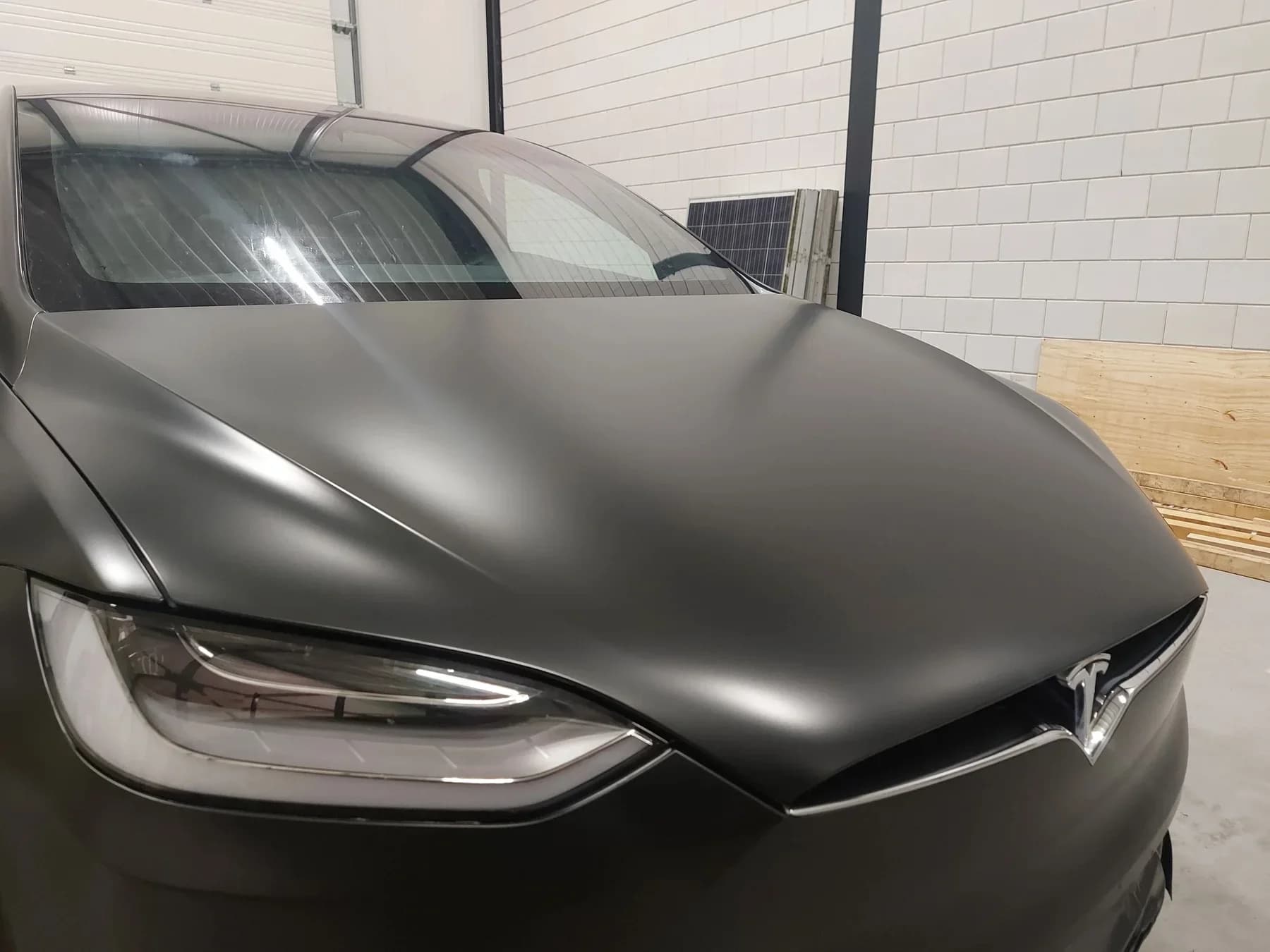Tesla met een matte wrapafwerking.