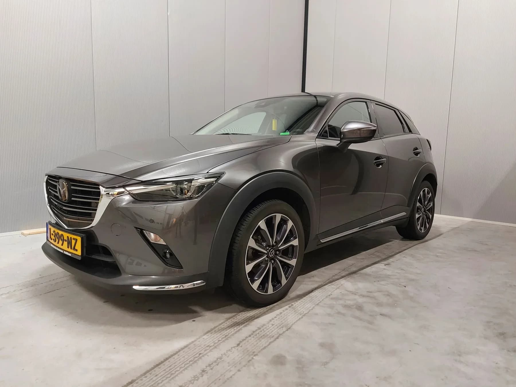 Verzorgde buitenzijde van een Mazda.