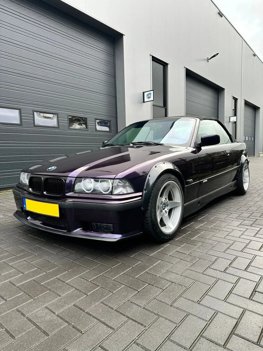 BMW met aangebrachte raamfolie.
