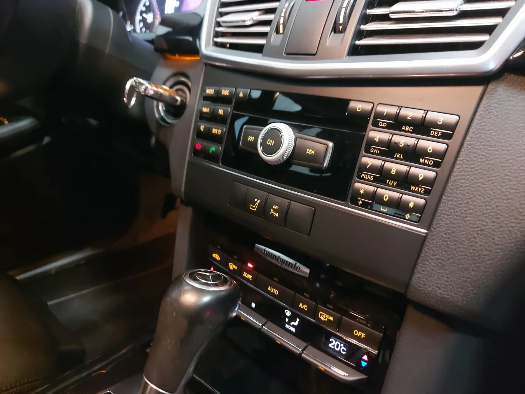 Gereinigde en verzorgde middenconsole van een auto.