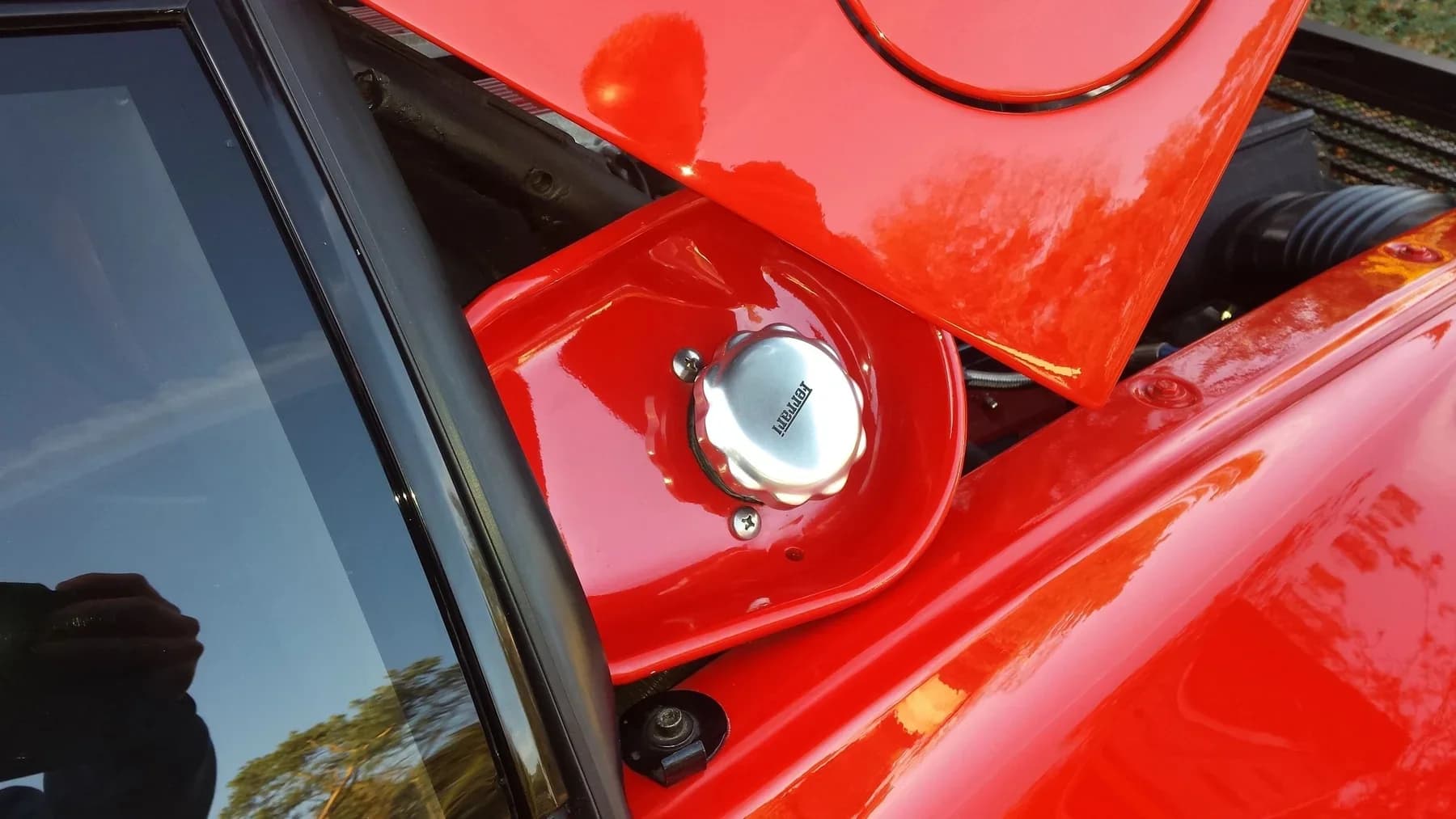 Glanzend rood carrosseriedetail na behandeling.