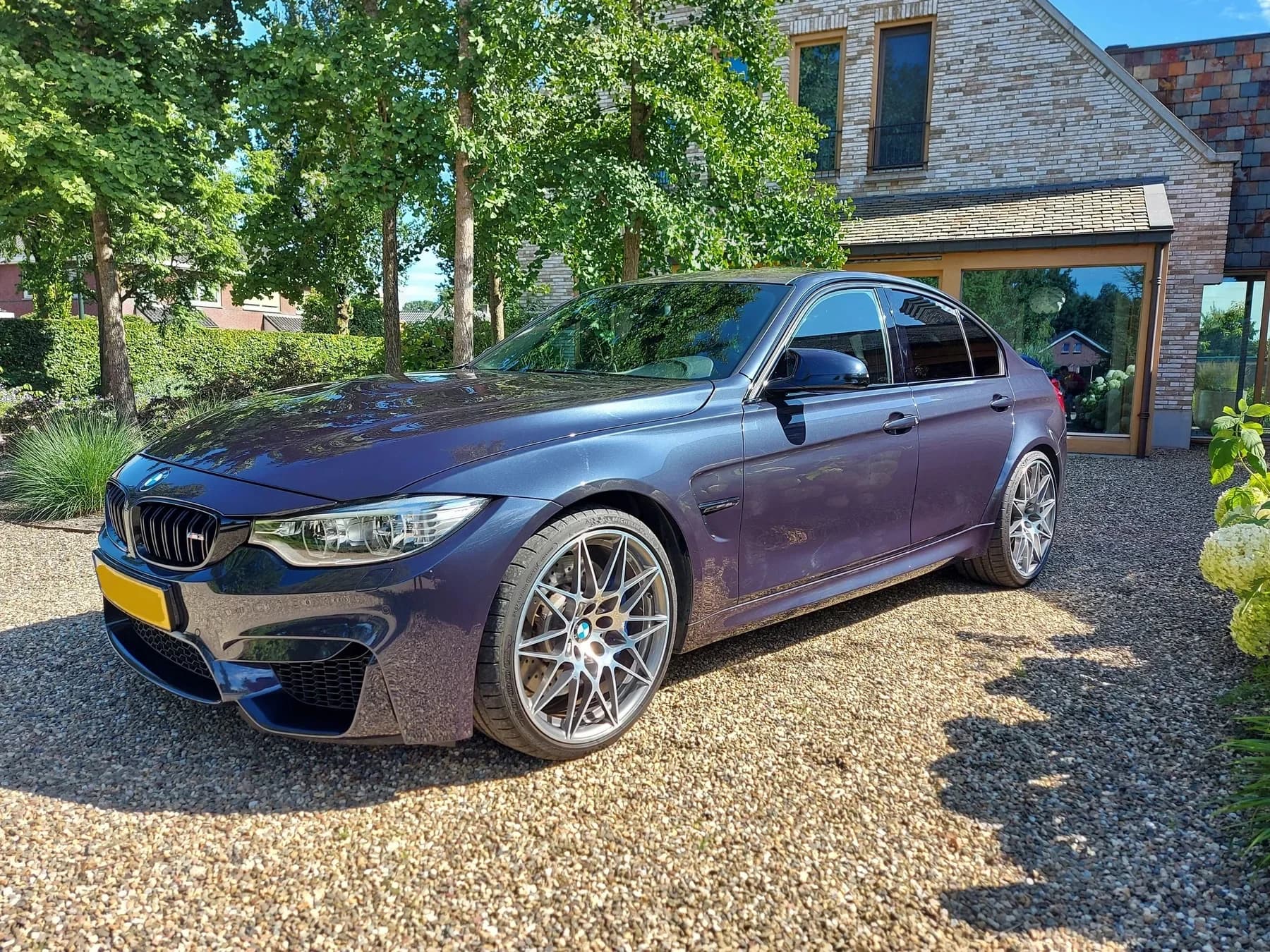 Glanzende kleurwrap op een deel van de carrosserie.